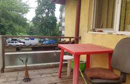 Vila cu 2 apartamente si spatiu comercial de vanzare