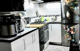 Apartament de 3 camere, 75 mp, garaj, boxa, zona strazii Buna Ziua