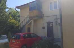 Casa cu 2 apartamente, 92 mp utili, teren, zona UMF