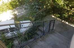 Casa cu 2 apartamente, 92 mp utili, teren, zona UMF