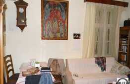 Apartament de vanzare in imobil tip casa ,cu  teren, 2 locuri de parcare incluse