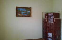 De vanzare casa renovabila, 63 mp utili,215 mp teren, curte comuna,semicentral