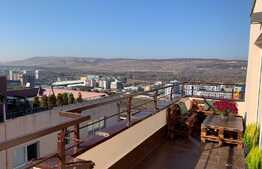 Apartament  80 mp, 3 camere, 2 bai, 50 mp terasa, loc de parcare, zona VIVO 