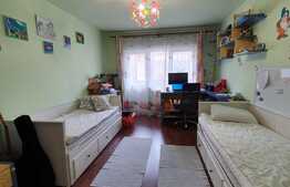 Apartament 3 camere decomandat, 77 mp, zona Vivo.