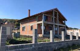 Casa generoasa cu 4 dormitoare, garaj si subsol tehnic! Chinteni! 