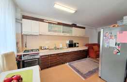 Apartament cu 3 camere, etajul 1, orientare S-V, parcare! Zona CENTRALA!