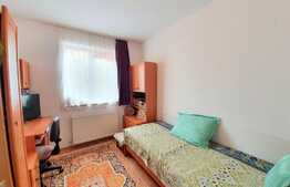 Apartament cu 3 camere, etajul 1, orientare S-V, parcare! Zona CENTRALA!