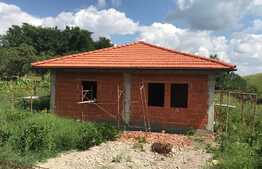 Casa cocheta pe un singur nivel, 100 mp utili, terasa acoperita 16 mp, 420 mp teren, Aiton!