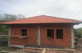 Casa cocheta pe un singur nivel, 100 mp utili, terasa acoperita 16 mp, 420 mp teren, Aiton!