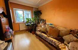 Apartament cu 3 camere, decomandat, zona Kaufland