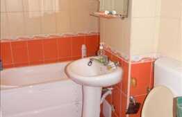 Apartament 3 camere de vanzare, 70 mp utili, zona Parang, cu boxa