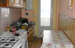 Apartament 3 camere de vanzare, 70 mp utili, zona Parang, cu boxa