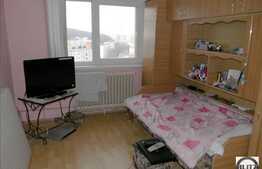 Apartament 3 camere de vanzare, 70 mp utili, zona Parang, cu boxa