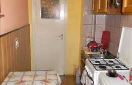 Apartament 3 camere de vanzare, 70 mp utili, zona Parang, cu boxa
