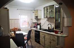 Apartament 3 camere, decomandat, etaj intermediar, zonă liniștită, Răcădău