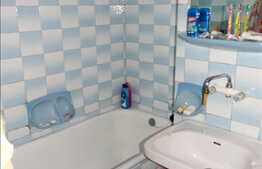 Apartament 3 camere de vanzare, 57 mp utili, zona Profi, cu boxa