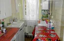 Apartament 3 camere de vanzare, 57 mp utili, zona Profi, cu boxa