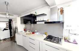 Apartament luminos de 2 camere semidecomandate, parcare, etaj intermediar! Zona strazii Florilor