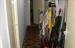 Apartament cu 3 camere, semidecomandat, 70 mp utili, boxa la subsol!