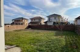 Casa individuala, partial finisata, pe 2 nivele, zona km17 Jucu