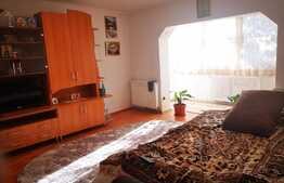 Apartament de 2 camere, decomandat, etaj intermediar, zona Noua