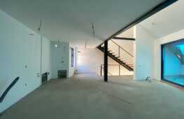 Cladire in stil Baroc, in Piata Muzeului spatiu la etaj cu acces din strada