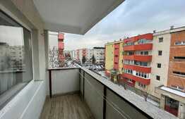 Apartament de 3 camere, decomandat, garaj, zona strazii Bucuresti