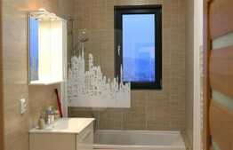 Apartament cu 3 camere, balcon, parcare, zona Grand Hotel Italia