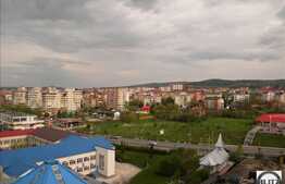 2 camere, 60 mp, semifinisat cu priveliste frumoasa asupra orasului.