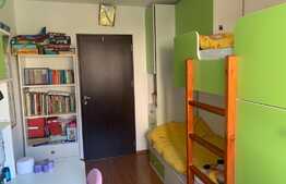 Apartament de 3 camere, decomandat, etaj intermediar, balcon, zona Răcădău