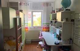 Apartament de 3 camere, decomandat, etaj intermediar, balcon, zona Răcădău