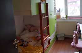 Apartament de 3 camere, decomandat, etaj intermediar, balcon, zona Răcădău