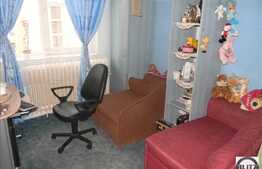 Zona strazii Primaverii, 2 camere semidecomandate de vanzare. Loc de parcare!