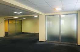 Spatiu comercial, 150 mp, pentru showroom, cu birouri si parcari 