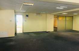 Spatiu comercial, 150 mp, pentru showroom, cu birouri si parcari 