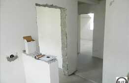 Apartament la mansarda, semifinisat, 2 camere decomandate, 56 mp. Loc de parcare