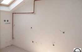 Vanzare apartament la mansarda inalta, 1 camera, 40 mp,zona Teilor! Semifinsat!