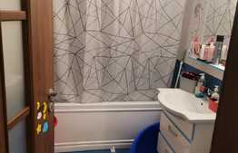 Apartament de doua camere decomandate, etaj intermediar, parcare, zona Stejarului