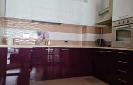 Apartament de 3 camere, etaj intermediar, terasă 5 mp, parcare, zona Coresi