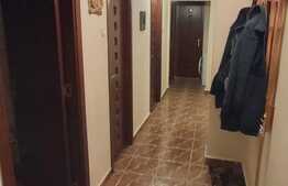 Apartament de 3 camere, etaj intermediar, decomandat, zona Tractorul