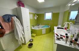 Apartament cu 3 camere in vila, orientare Sudica, parcare si curte