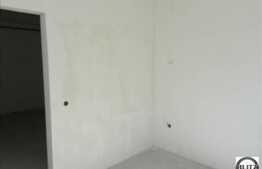 Apartament cu 3 camere, 71.5 mp, zona linistita, semifinisat! Loc de parcare!