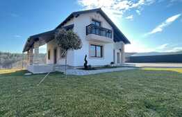 Casa individuala cu priveliste deosebita, teren generos , garaj ! Savadisla