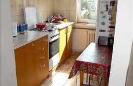 Apartament de vanzare 3 camere semidecomandate, zona Aleea Retezat. Boxa inclusa