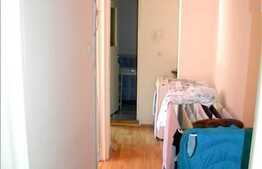 Apartament de vanzare 3 camere semidecomandate, zona Aleea Retezat. Boxa inclusa