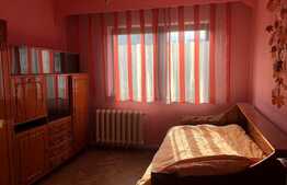 Apartament 3 camere, decomandat, etaj intermediar, zona Primaverii