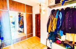 Apartament generos cu 2 camere, decomandat, 64 mp, 2 balcoane, 2 boxe, zona Calea Floresti