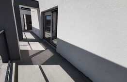 Apartament de 3 camere, terasa 44 mp, zona Vivo