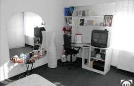 Garsoniera decomandata de vanzare, 28 mp,  in zona strazii Bucegi. Boxa inclusa!