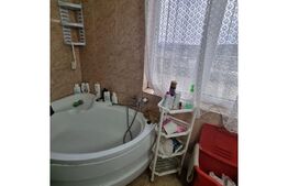 Apartament de 3 camere, balcon, zona Lombului